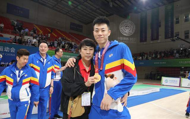 国产j8又粗又硬又大又爽小说