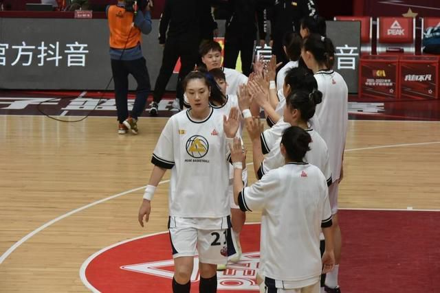 美女踩踏调教
